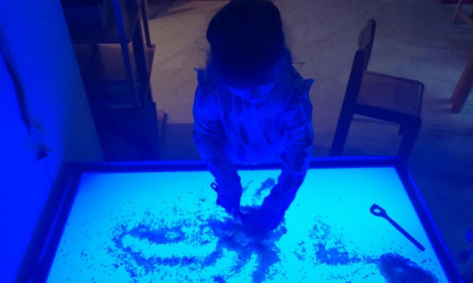 Leptirići - igra s obojenom rižom na svijetlećem stolu, manipulacija, iscrtavanje obrisa i linija
