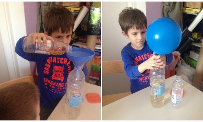 Frfići-mozgalići - izvodim pokus (soda, ocat i topla voda u boci - napuhavanje balona)