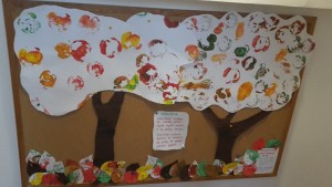 Zečići - Dan jabuka - otiskivanje polovica jabuka u temperi na papir, izrada plakata Voćnjak u jesen