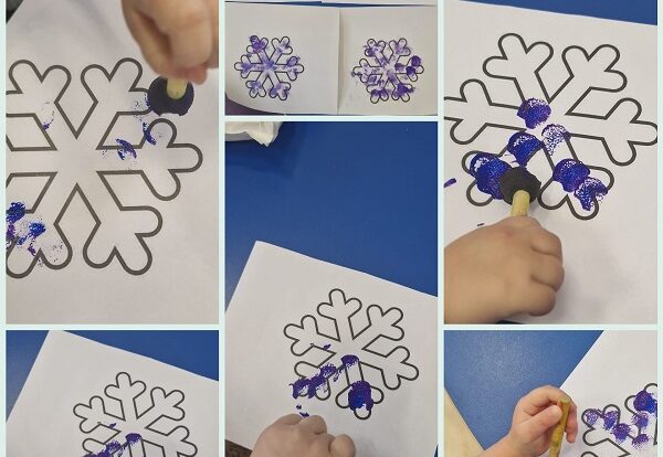 Lavići - bojanje pahuljica pomoću otiskivanja spužvice na pahuljice . Razvoj fine motorike i kreativnosti